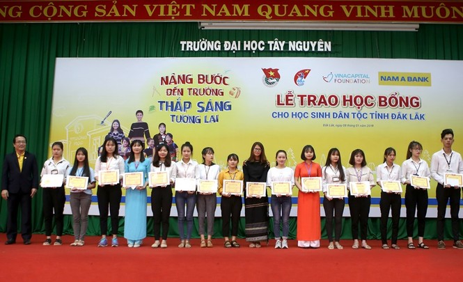 Nam A Bank và Hoa hậu H’Hen Niê trao học bổng Đak Lak - ảnh 2
