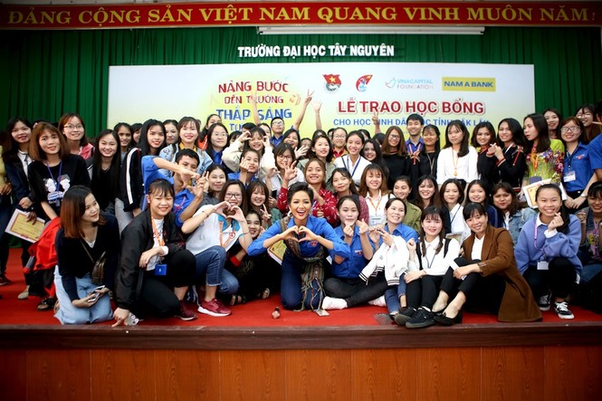 Nam A Bank và Hoa hậu H’Hen Niê trao học bổng Đak Lak - ảnh 3