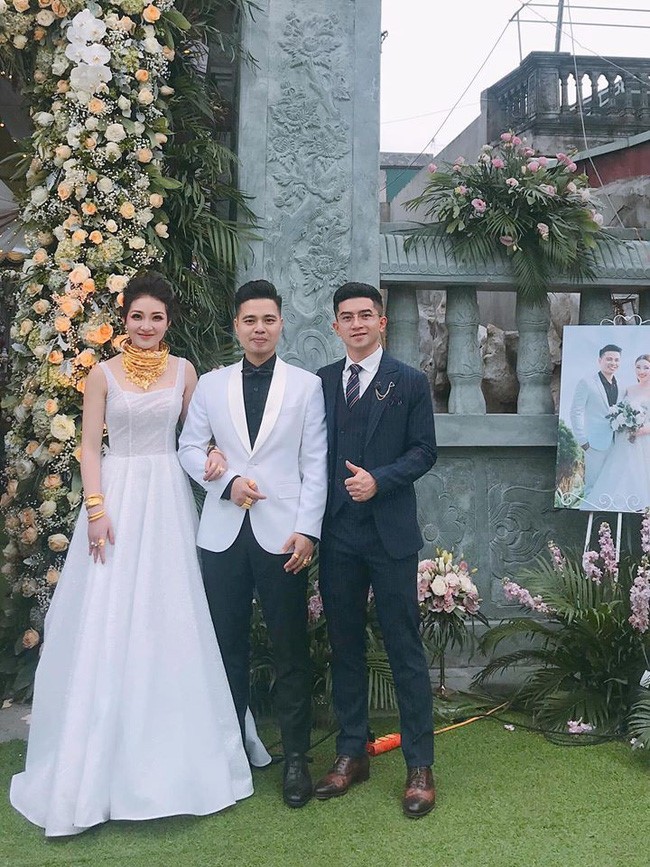 Cô dâu đeo vàng kín cổ, tổ chức đám cưới trong lâu đài ở Nam Định - ảnh 1