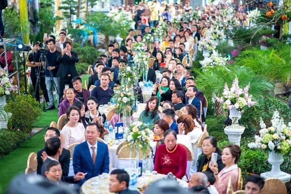Cô dâu đeo vàng ‘trĩu cổ’: ‘Bố mẹ cho 200 cây vàng, 2 bìa đỏ’ - ảnh 1
