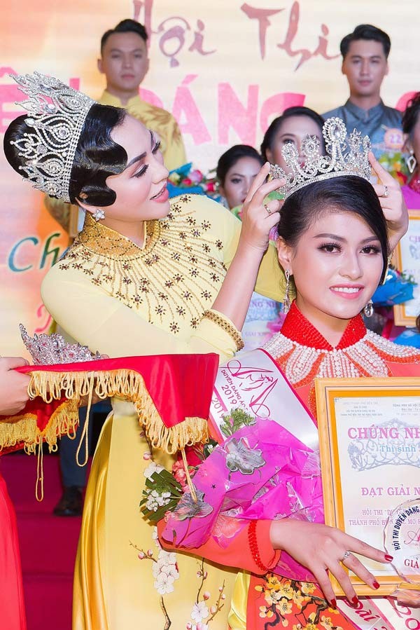 'Nữ hoàng Áo dài' ngồi ghế nóng quyền lực trong tà áo dài Nguyễn Tuấn - ảnh 10