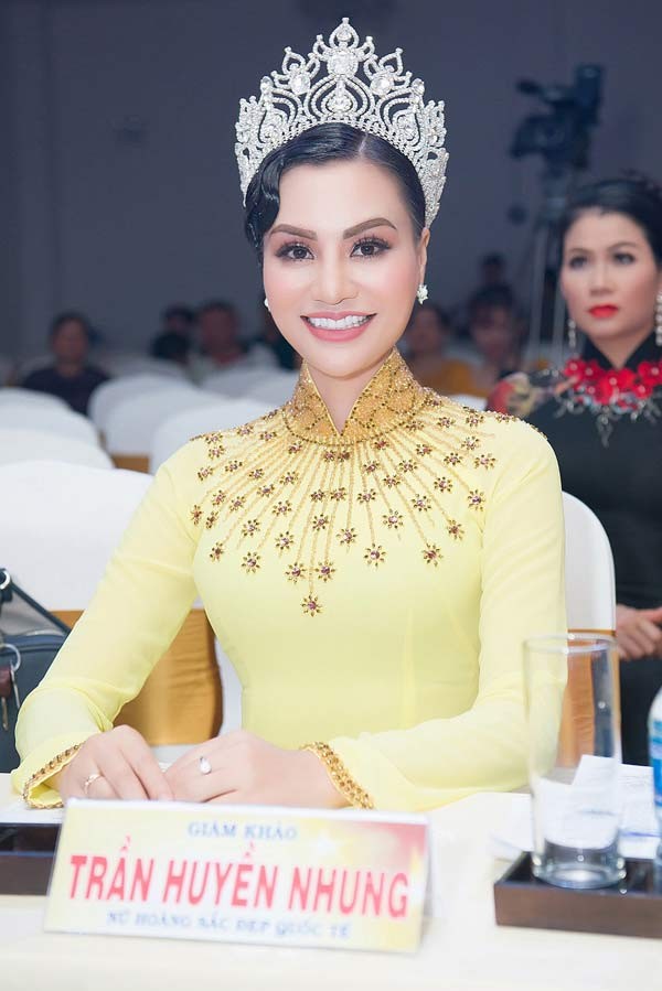 'Nữ hoàng Áo dài' ngồi ghế nóng quyền lực trong tà áo dài Nguyễn Tuấn - ảnh 1