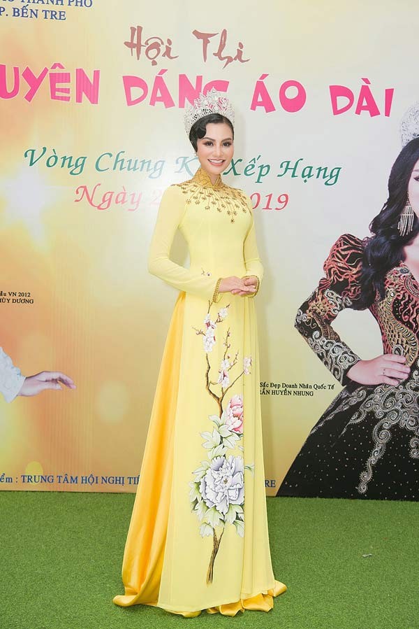 'Nữ hoàng Áo dài' ngồi ghế nóng quyền lực trong tà áo dài Nguyễn Tuấn - ảnh 4