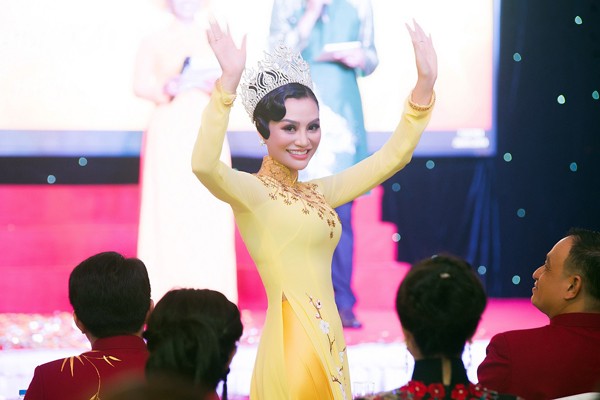 'Nữ hoàng Áo dài' ngồi ghế nóng quyền lực trong tà áo dài Nguyễn Tuấn - ảnh 7