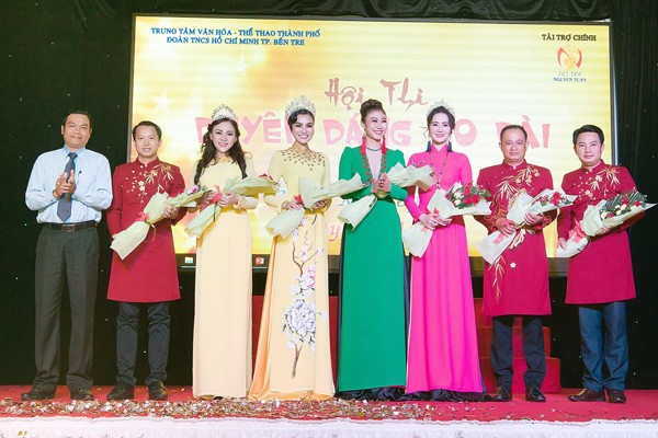'Nữ hoàng Áo dài' ngồi ghế nóng quyền lực trong tà áo dài Nguyễn Tuấn - ảnh 8