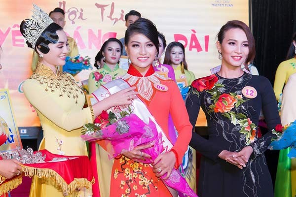 'Nữ hoàng Áo dài' ngồi ghế nóng quyền lực trong tà áo dài Nguyễn Tuấn - ảnh 9