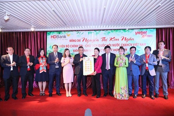 Chủ tịch Quốc hội Nguyễn Thị Kim Ngân thăm, chúc Tết HDBank, Vietjet - ảnh 1