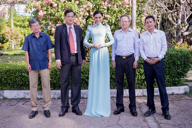 Trần Huyền Nhung dịu dàng với áo dài truyền thống của NTK Tuấn Hải - ảnh 10