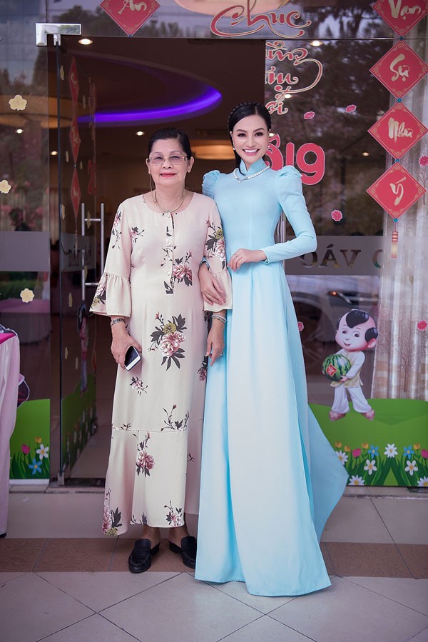 Trần Huyền Nhung dịu dàng với áo dài truyền thống của NTK Tuấn Hải - ảnh 5