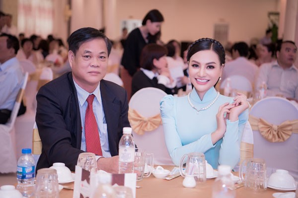 Trần Huyền Nhung dịu dàng với áo dài truyền thống của NTK Tuấn Hải - ảnh 6