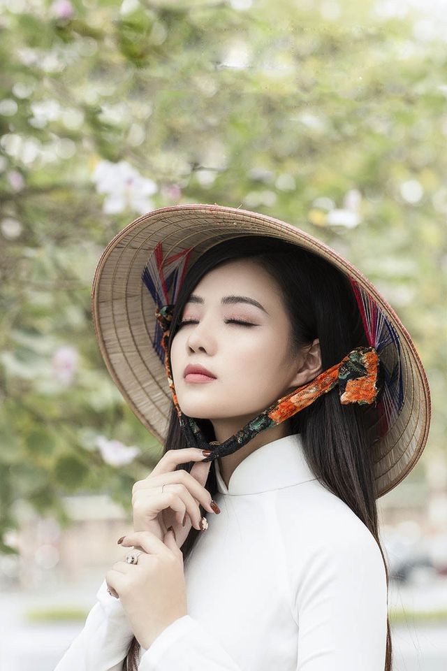 Thiếu nữ xinh đẹp đội nón lá khoe sắc với hoa ban - ảnh 1