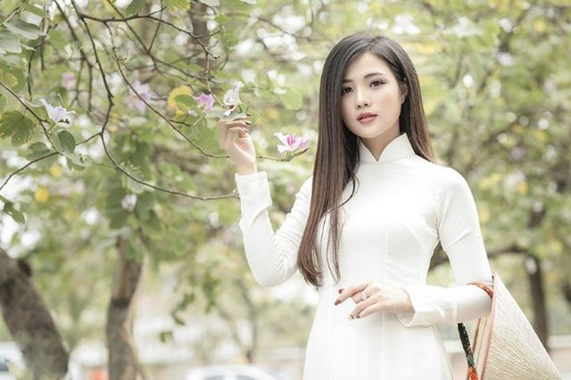 Thiếu nữ xinh đẹp đội nón lá khoe sắc với hoa ban - ảnh 2