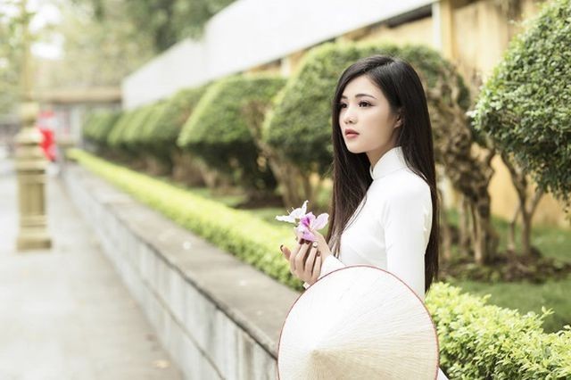Thiếu nữ xinh đẹp đội nón lá khoe sắc với hoa ban - ảnh 4