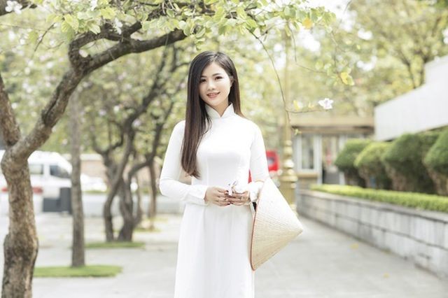 Thiếu nữ xinh đẹp đội nón lá khoe sắc với hoa ban - ảnh 5