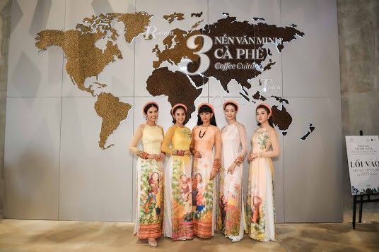 Các hoa hậu, á hậu dự triển lãm Lịch sử cà phê thế giới tại Bảo tàng thế giới cà phê - ảnh 1