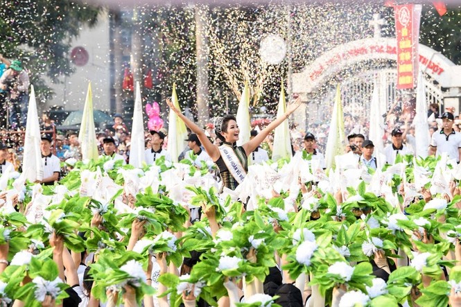 Các hoa hậu, á hậu gây ấn tượng tại Lễ hội đường phố Buôn Ma Thuột - ảnh 1