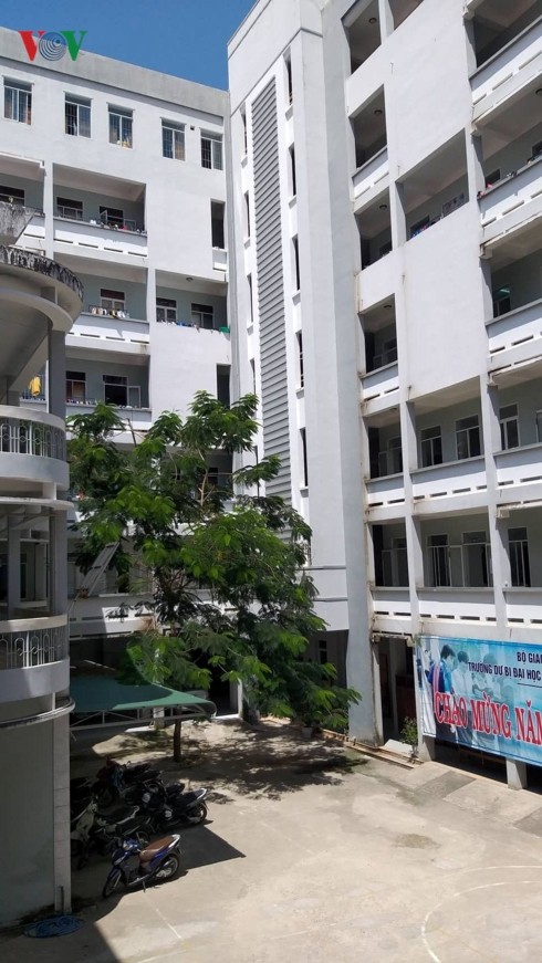 Ký túc xá thành chợ đêm, sinh viên ngậm ngùi tá túc trên giảng đường - ảnh 1