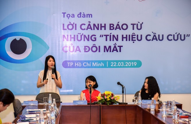 Người Sài Gòn xếp hàng chờ chụp hình đáy mắt miễn phí - ảnh 1