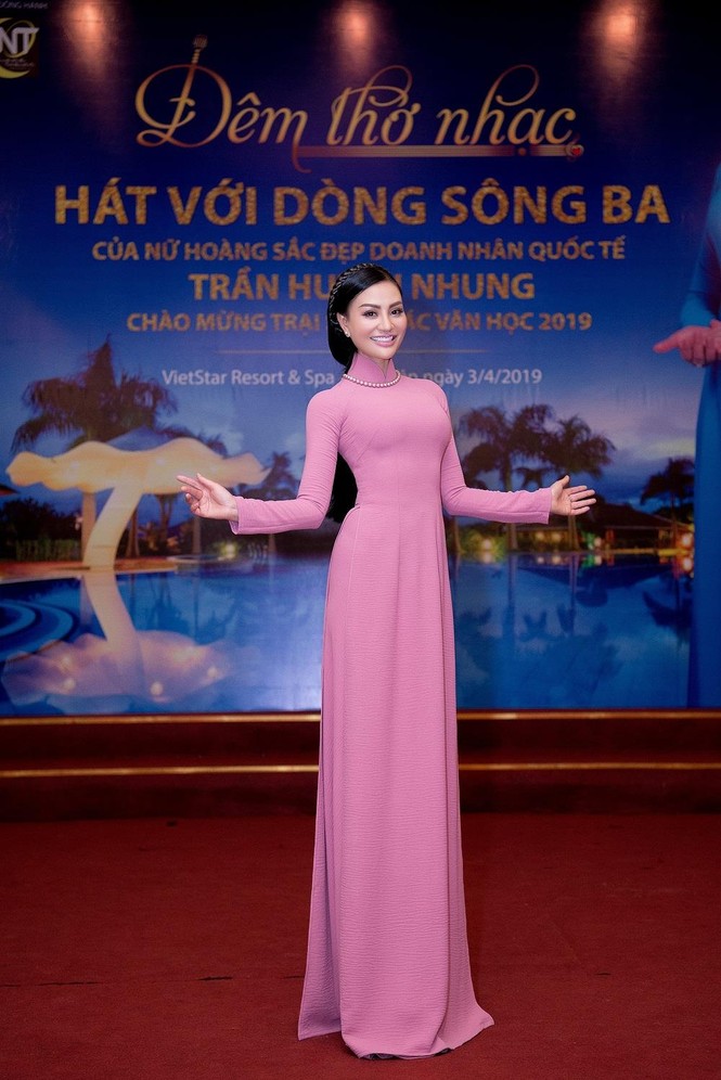 Đêm thơ nhạc của Nữ hoàng Trần Huyền Nhung xúc động đầy nước mắt tại Viet Star - ảnh 1