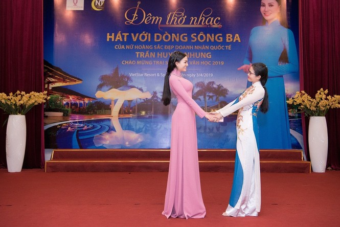 Đêm thơ nhạc của Nữ hoàng Trần Huyền Nhung xúc động đầy nước mắt tại Viet Star - ảnh 2