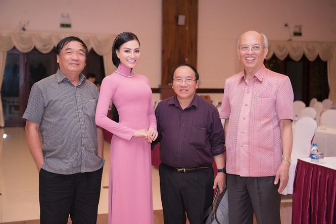Đêm thơ nhạc của Nữ hoàng Trần Huyền Nhung xúc động đầy nước mắt tại Viet Star - ảnh 4