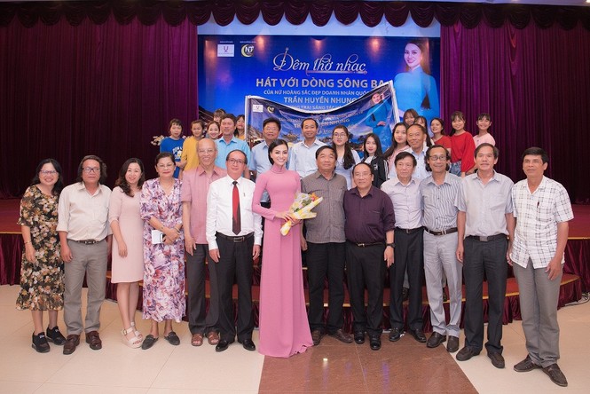 Đêm thơ nhạc của Nữ hoàng Trần Huyền Nhung xúc động đầy nước mắt tại Viet Star - ảnh 5