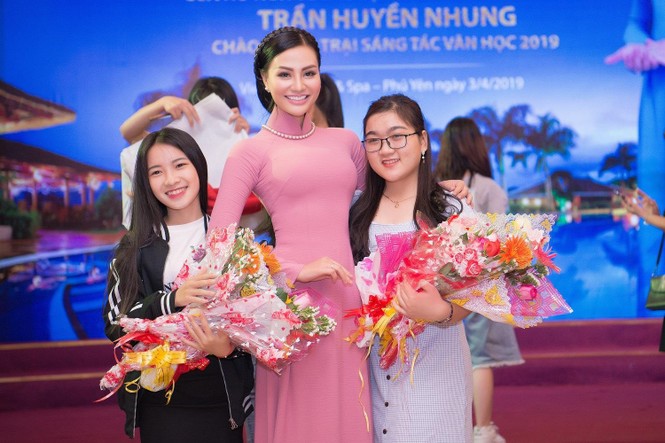 Đêm thơ nhạc của Nữ hoàng Trần Huyền Nhung xúc động đầy nước mắt tại Viet Star - ảnh 6