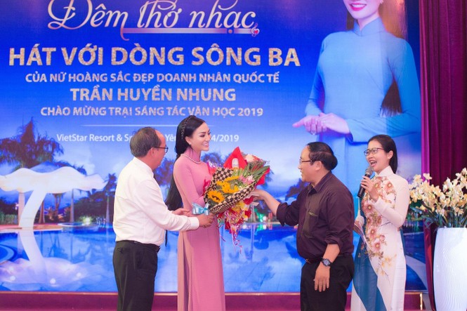 Đêm thơ nhạc của Nữ hoàng Trần Huyền Nhung xúc động đầy nước mắt tại Viet Star - ảnh 8
