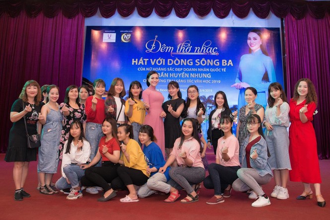 Đêm thơ nhạc của Nữ hoàng Trần Huyền Nhung xúc động đầy nước mắt tại Viet Star - ảnh 10