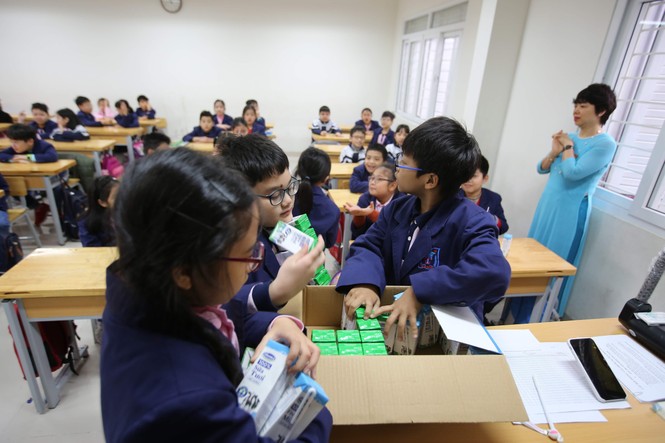 Nhiều lợi ích không ngờ, phụ huynh Hà Nội 'ngất ngây' với Sữa học đường - ảnh 1
