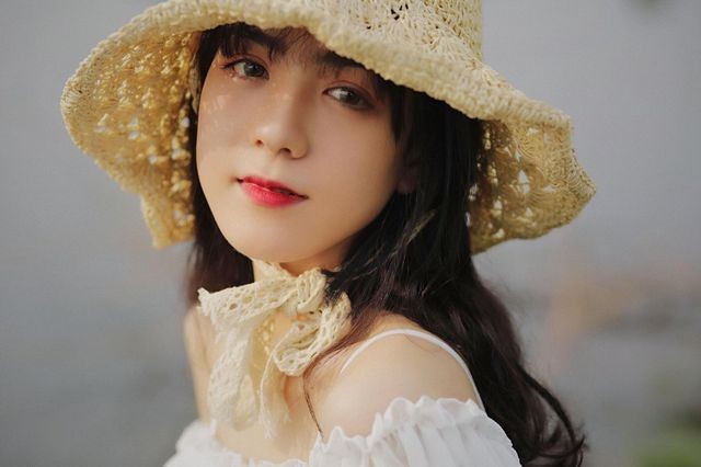 'Hot girl hờn dỗi' và phản ứng 'diễn sâu' gặp máy ảnh gây sốt mạng - ảnh 1