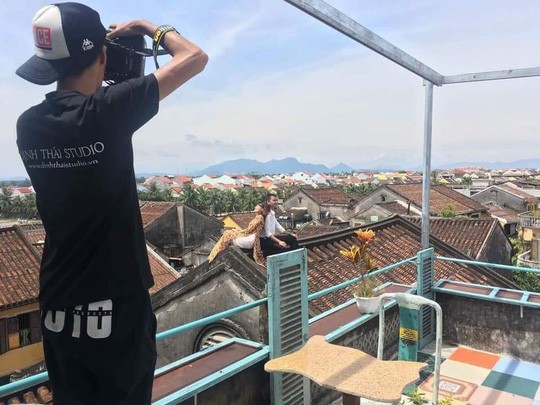 Chụp ảnh cưới phản cảm trên mái nhà cổ Hội An - ảnh 1