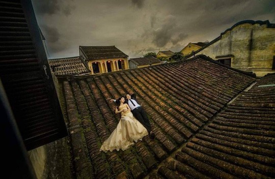Chụp ảnh cưới phản cảm trên mái nhà cổ Hội An - ảnh 2