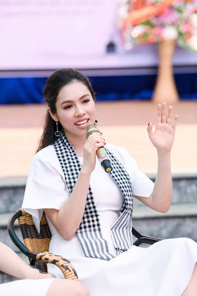 Á hậu Hoàng My: “Người đẹp và siêu xe liên quan gì đến sách?” - ảnh 6