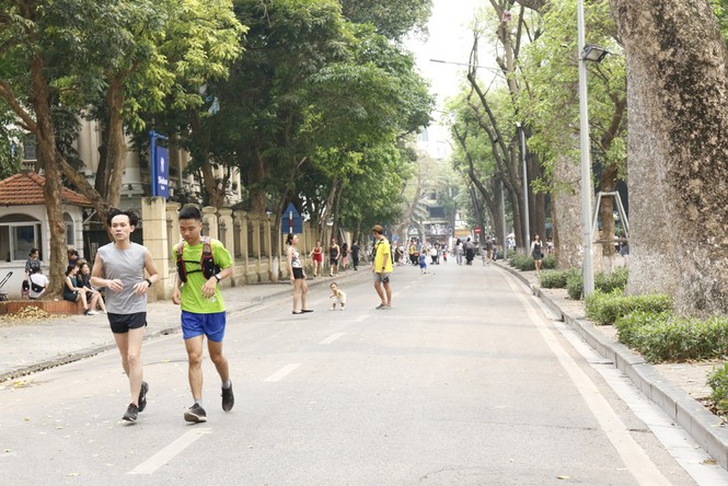 Cận cảnh công nhân tăng cường dọn dẹp môi trường phố đi bộ - ảnh 10