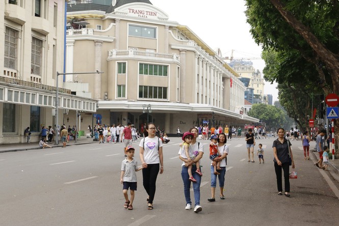 Cận cảnh công nhân tăng cường dọn dẹp môi trường phố đi bộ - ảnh 2