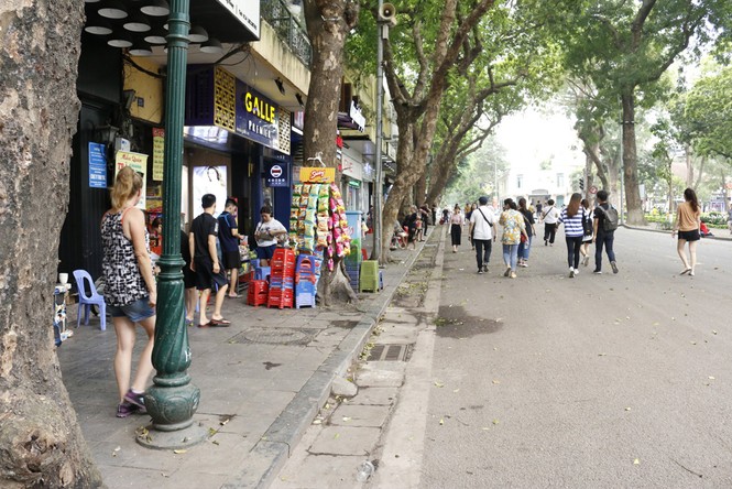 Cận cảnh công nhân tăng cường dọn dẹp môi trường phố đi bộ - ảnh 3