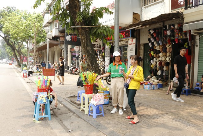 Cận cảnh công nhân tăng cường dọn dẹp môi trường phố đi bộ - ảnh 7