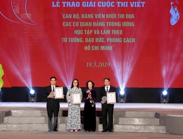 Trao giải cuộc thi cán bộ, đảng viên học tập và làm theo gương Bác Hồ - ảnh 1