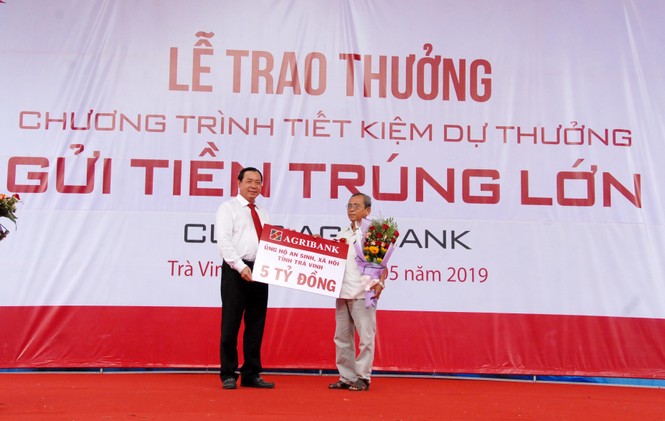 Agribank trao sổ Tiết kiệm 01 tỷ đồng cho khách hàng trúng giải Đặc biệt thứ 2 - ảnh 1