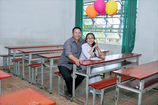 Người cha bán cá viên chiên suốt 13 năm cùng con dự lễ bế giảng - ảnh 1