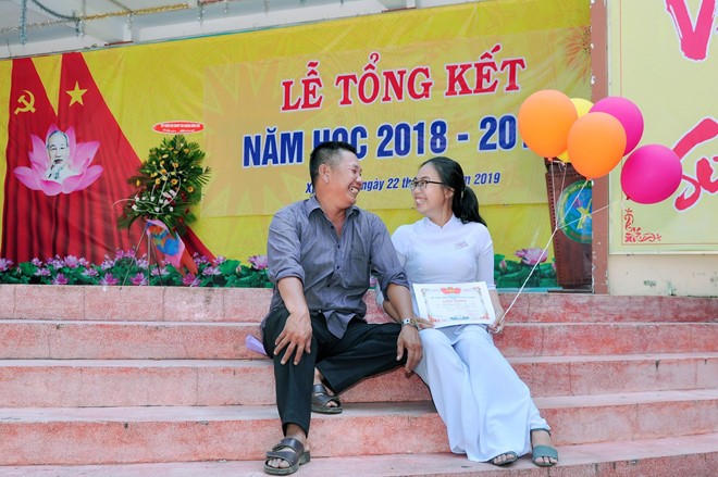 Người cha bán cá viên chiên suốt 13 năm cùng con dự lễ bế giảng - ảnh 3