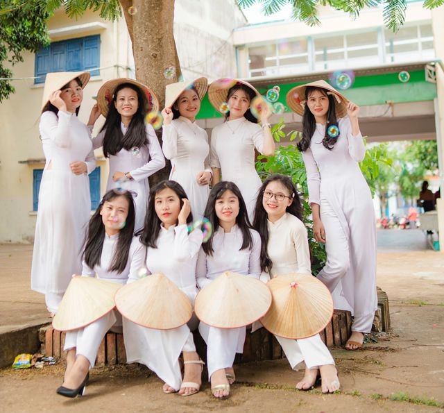 Lớp 12 ở Đắk Lắk toàn nam thanh nữ tú và nhiều tài lẻ - ảnh 1