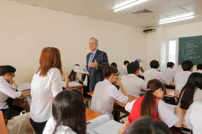 Giảng đường quốc tế: những lớp học tưng bừng của sinh viên Ngôn ngữ Anh HUTECH - ảnh 1