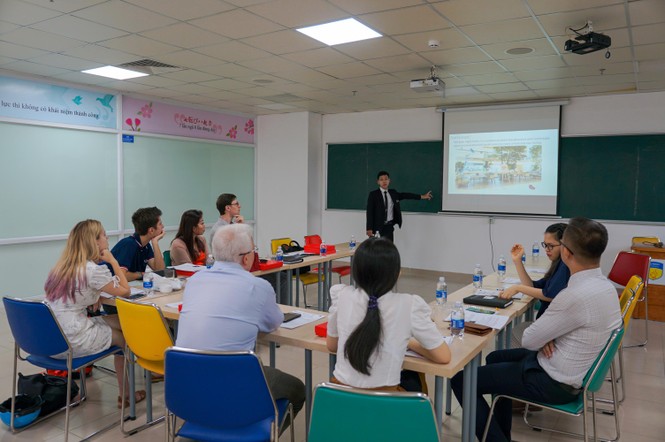 Giảng đường quốc tế: những lớp học tưng bừng của sinh viên Ngôn ngữ Anh HUTECH - ảnh 2