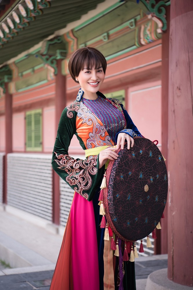 Trần Huyền Nhung diện áo tứ thân độc lạ, trẻ trung tại đất nước Hàn Quốc - ảnh 1