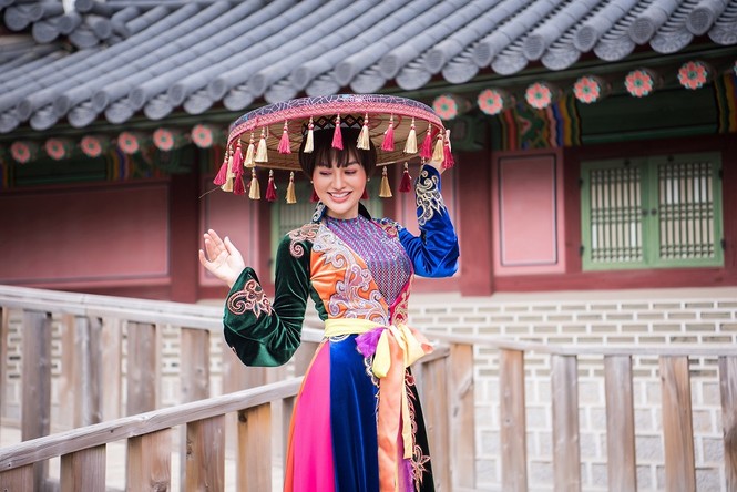 Trần Huyền Nhung diện áo tứ thân độc lạ, trẻ trung tại đất nước Hàn Quốc - ảnh 3
