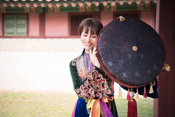Trần Huyền Nhung diện áo tứ thân độc lạ, trẻ trung tại đất nước Hàn Quốc - ảnh 7