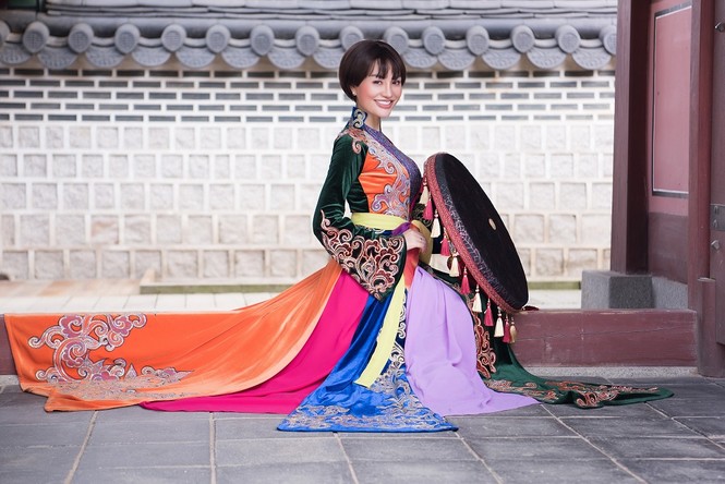 Trần Huyền Nhung diện áo tứ thân độc lạ, trẻ trung tại đất nước Hàn Quốc - ảnh 9