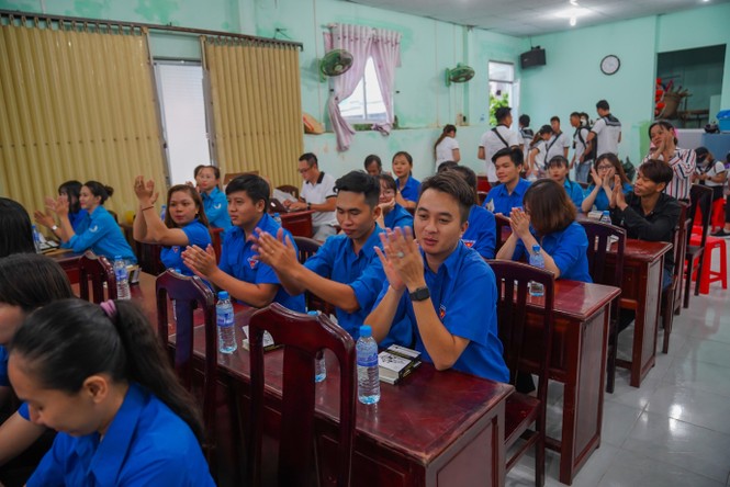 Vượt biển, vượt gió mưa Hành trình từ trái tim trao tặng sách quý tại Hòn Sơn - ảnh 1